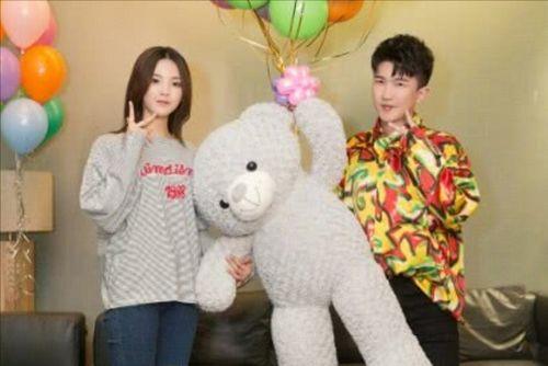 娛樂圈的日常吃瓜,揭秘明星們的日?！俺怨稀鄙?></a></li>
              </ul>
            </div>
                                    <div   id=